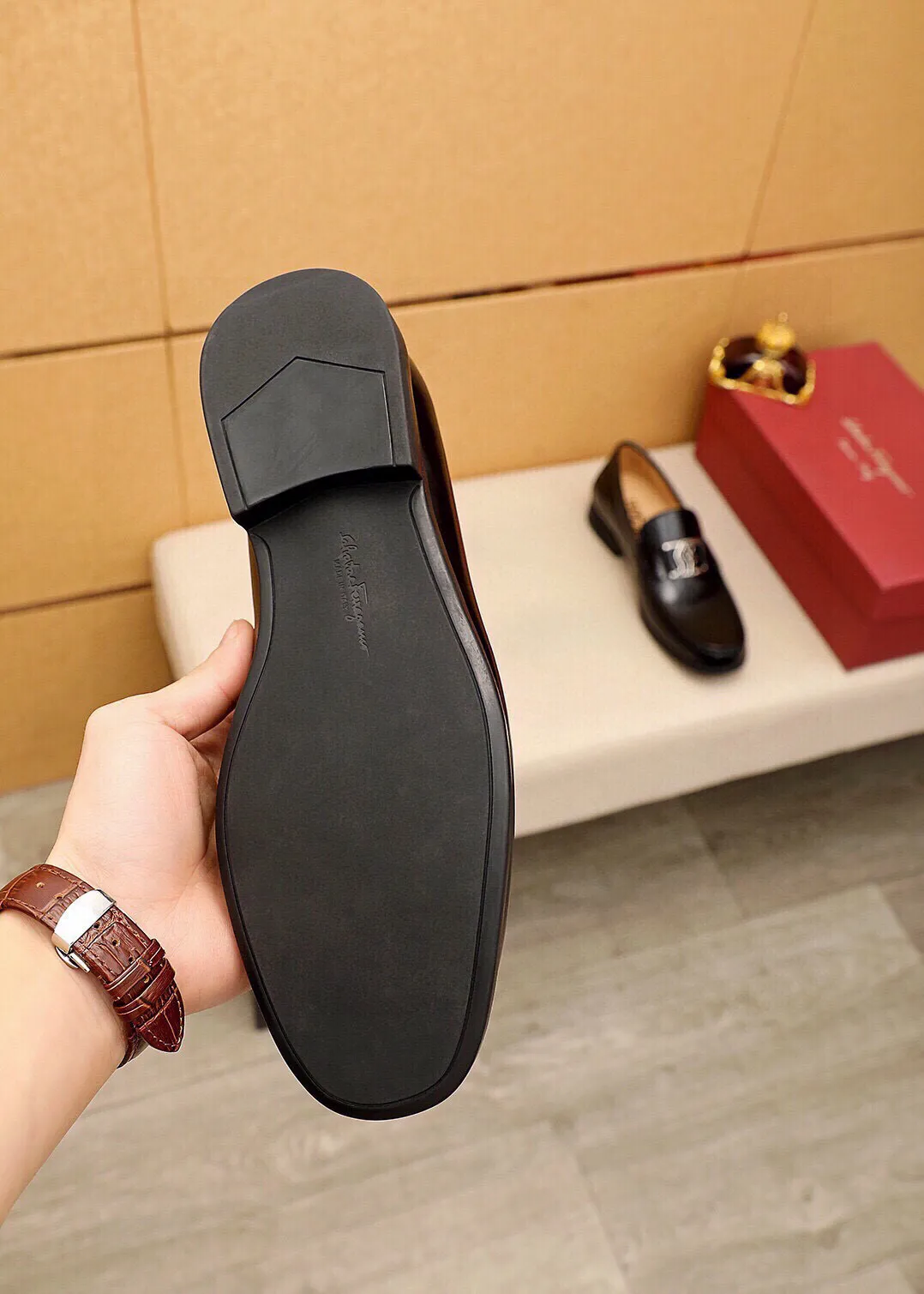 Men's shoes 💰480 💐 Product trademark: Ferragamo "Ferragamo" casual leather shoes Regular size: 38-44 (45🉑️customized) Product materials: Selected imported first-layer open-edge beaded cowhide leather upper + luxury hardware buckle, imported water-dyed cowhide leather lining. Strong three-dimensional visual effect, original outsole color: 3⃣️seed leather materials available